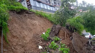 शिमला में भूस्खलन के कारण खतरे में भवन। जागरण