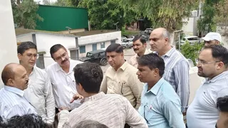 विजिलेंस टीम को देख शौचालय में छिपा घूसखोर अधिकारी।