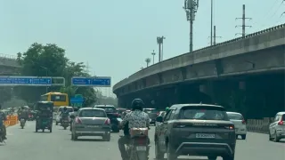 सिरहौल बार्डर से साइबर सिटी तक हर समय इस तरह रहता है ट्रैफिक का दबाव। जागरण