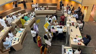 चंडीगढ़ नगर निगम की बैठक में हंगामा करते विपक्षी पार्षद।