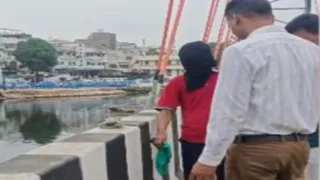 पुलिस ने क्राइम सीन का रीक्रिएशन कराया, गोताखोरों ने केबल स्टे ब्रिज से निकाली पॉलीथिन। (वीडियो ग्रैब)
