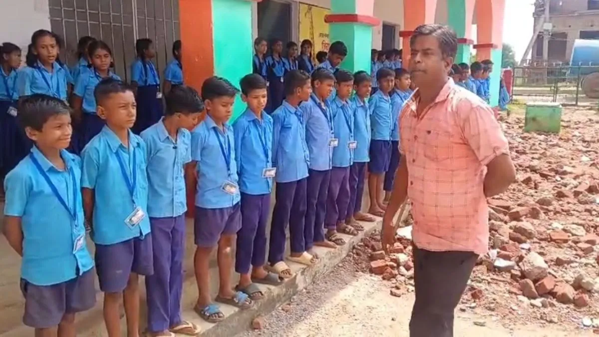 Bhagalpur Teachers Struggle Unpaid for 4 Months Forced to Sell Jhalmuri (1)