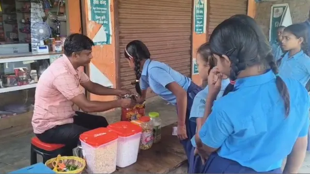 भागलपुर : बच्चों को खेल सिखाने वाले शिक्षक खुद रोजी की दौड़ में, कोई झालमुड़ी बेच रहा तो कोई अगरबत्ती
