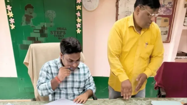 चंदौली के कंपोजिट विद्यालय में गायब मिले शिक्षक और अनुदेशक, रोका गया वेतन
