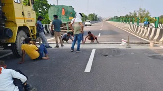 एक लेन का यातायात को बंद करा मरम्मत कार्य शुरू कराया गया