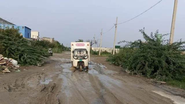 कंझावला-बवाना-घेवरा-मदनपुर लिंक रोड का निर्माण छह माह बाद भी अधूरा, वाहन मालिकों की बढ़ी मुश्किलें
