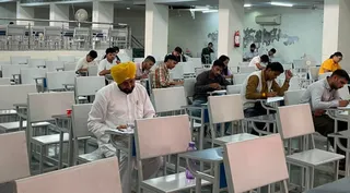 पंजाब यूनिवर्सिटी के परीक्षा हॉल में पेपर देते पंजाब के पूर्व सीएम चरणजीत सिंह चन्नी।