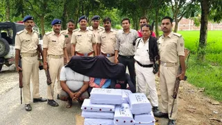 नेपाल की ओर से आईं दो कारों को रोककर तलाशी ली गई। इसमें तस्करी का खुलासा हुआ।