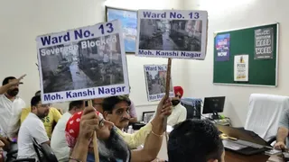 बैठक में वार्डों की समस्या लेकर पहुंचे पार्षद।
