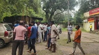 भुरकुंडा परियोजना कार्यालय के बाहर दोनों गुट। जागरण