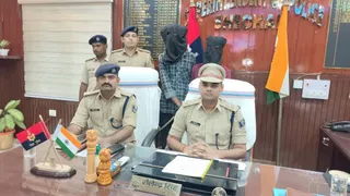 प्रेस वार्ता में जानकारी देते एसपी शैलेंद्र सिंह, साथ में एसडीपीओ अनुशील कुमार व गिरफ्तार आरोपित। जागरण।
