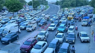 डीएनडी महारानी बाग से जैतपुर पुश्ता रोड तक दिल्ली-मुंबई एक्सप्रेसवे का नौ किलोमीटर का हिस्सा बैरिकेड हटाकर ट्रायल के तौर पर खोला गया। चंद्र प्रकाश मिश्र