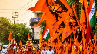 दिल्ली रोड पर सजे केसरिया बाजार से गुजरते शिवभक्त।