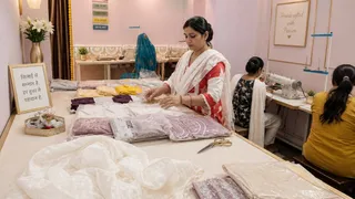 कपड़ों की कटिंग करतीं सोनिका सिंह। सौ. स्वयं