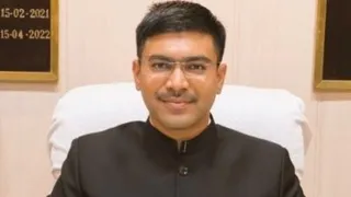 आगरा के डीएम मनीष बंसल।