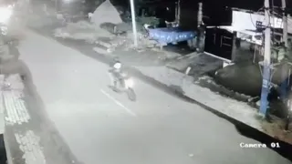 कांग्रेस सांसद गुरजीत सिंह औजला के रिश्तेदार दलजीत सिंह के अमृतसर स्थित घर पर दो हैंड ग्रेनेड फेंके गए।