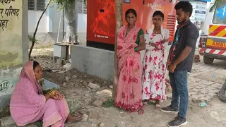 महिला की मौत के बाद शोकाकुल स्वजन।