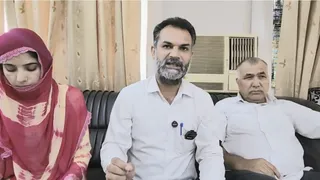 पत्रकारों से बातचीत करते सामाजिक कार्यकर्ता देवेंद्र गौतम साथ हैं अन्य। सौ. सुधी पाठक