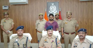 पकड़ा गया आरोपित सतेन्द्र यादव व जानकारी देते एसएसपी बृजेश कुमार श्रीवास्तव। जागरण