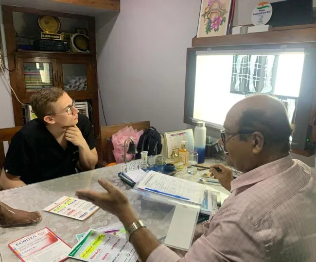 German Doctor Learns Surgery from Bhagalpur Dr Rahman (1)