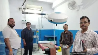 एक हॉस्पिटल के ऑपरेशन थिएटर की जांच करती टीम।