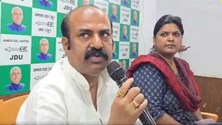 जदयू कार्यालय में पत्रकारों से बात करते मंत्री मदन सहनी।