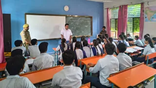 जवाहर नवोदय विद्यालय में विद्यार्थियों से संवाद करते जिलाधिकारी डॉ. राजा गणपति आर