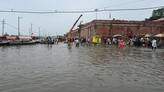 गंगा और यमुना का जलस्तर बांध स्थित बड़े हनुमानजी मंदिर परिसर के मुख्य द्वार तक पहुंचा। जागरण