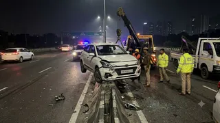 हादसे में कार सवार चालक और उसका साथी बाल-बाल बच गए। एआई इमेज
