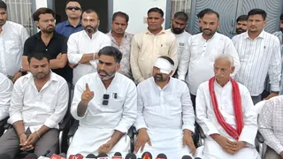 अपने आवास पर प्रेसवार्ता करते सरधना विधायक अतुल प्रधान।