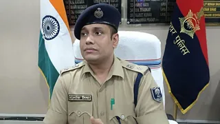 प्रेस कॉन्फ्रेंस कर जानकारी देते एसपी शुभांक मिश्रा।