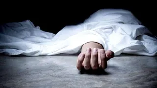 अचानक से बस पीछे की तरफ लुढ़क गई( इसी बीच एक यात्री की बस और ट्रक के बीच दबकर बुरी तरह से दब गया। प्रतीकात्मक तस्वीर