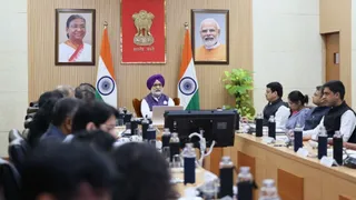 दिल्ली मास्टर प्लान 2047 लागू होने पर समीक्षा बैठक लेते एलजी टीएस संधू। सौजन्य लोकनिवास