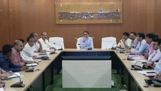 सीतामढ़ी में पदाधिकारियों के साथ बैठक करते नए डीएम तनय सुल्तानिया।