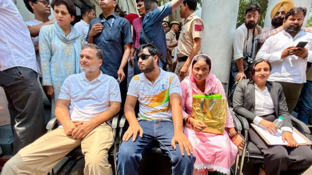 पैलेट गन मामले में FIR दर्ज नहीं हुई तो धरने पर बैठे राहुल गांधी, संसद मार्ग पर बैरीकेडिंग और वाहनों पर रोक