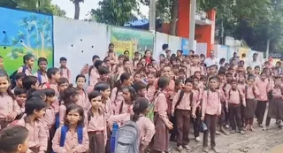 स्कूल के गेट पर ताला बंद कर प्रदर्शन करते बच्चे। जागरण