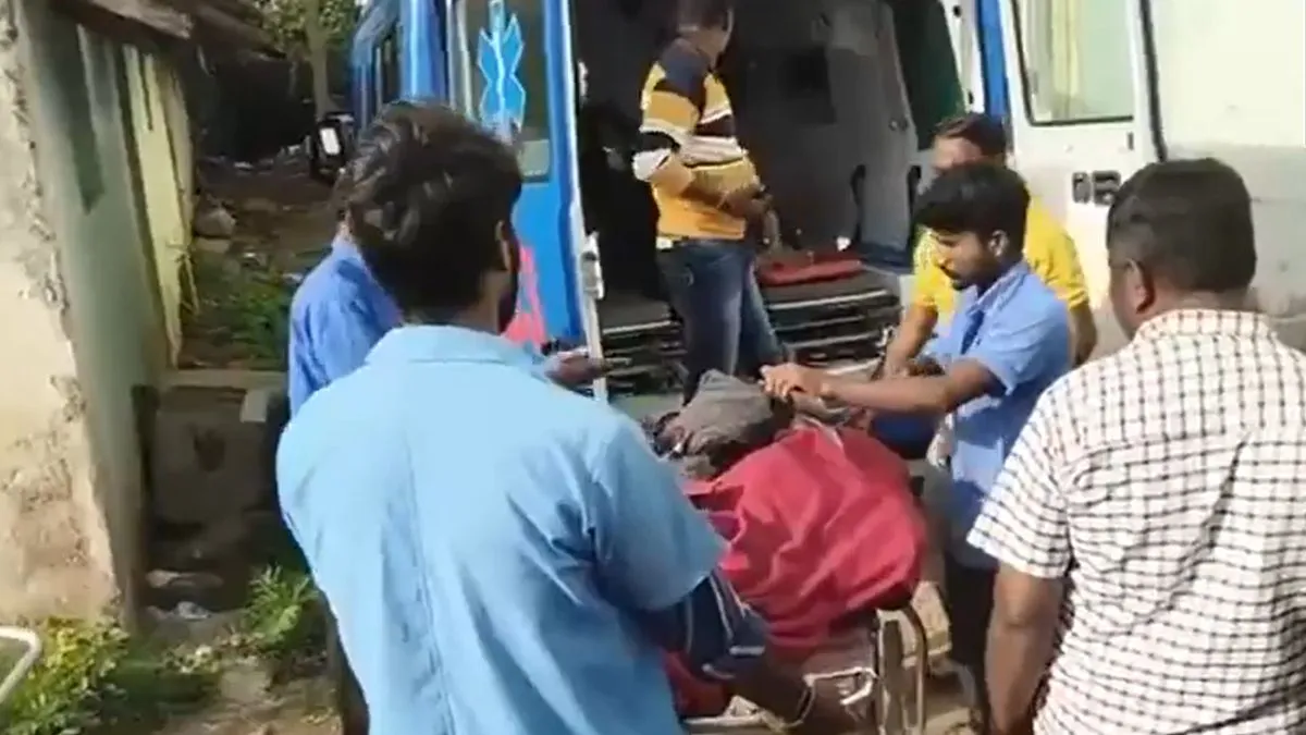 कर्नाटक: गोवा जा रही बस चित्रदुर्ग में पलटी, तीन नर्सिंग छात्रों की मौत; कई घायल