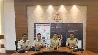 पीआरआईएसएम पोर्टल की जानकारी देते हुए पुलिस। जागरण