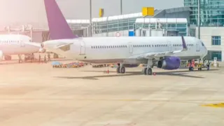वाराणसी एयरपोर्ट पर सुरक्षा चूक के बाद डीजीसीए का सख्त एक्शन, रनवे निगरानी की नई जिम्मेदारी।
