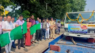 नई दिल्ली रेलवे स्टेशन पर मास्किटो टर्मिनेटर ट्रेन को हरी झंडी दिखाते महापौर प्रवेश व एमसीडी व एनडीएमसी के अधिकारी। सौजन्य- एमसीडी