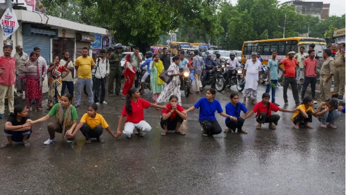 सरकारी रिपोर्ट दिखा रही स्कूली शिक्षा की कड़वी सच्चाई, सड़कों पर उतरने को मजबूर 'जेन अल्फा'