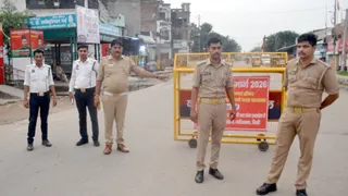 जीरो ट्रेफिक लागू करने के बाद वाहनों को रोकने के लिए खड़ी यातायात पुलिस। जागरण