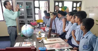 बच्चों को साइंस के प्रोजेक्ट के बारे में बताते टीचर रवि जायसवाल।