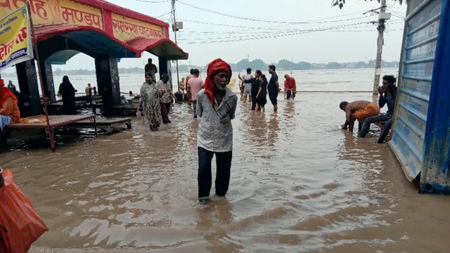 बक्सर में गंगा ने पार किया चेतावनी बिंदु, खतरे के निशान की ओर बढ़ा जलस्तर; तटवर्ती गांवों में बढ़ी चिंता
