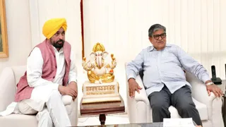 मुख्यमंत्री भगवंत मान और गवर्नर गुलाब चंद कटारिया की मुलाकात की एक पुरानी तस्वीर।