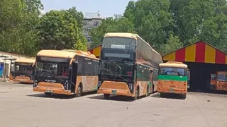 प्रयाग डिपो में खड़ी डबल डेकर बस। जागरण
