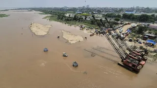 पटना में गंगा की उफान के कारण किनारे फैला पानी। जागरण