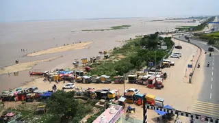 गंगा का जलस्तर बढ़ते ही दीघा स्थित जेपी गंगाघाट गंगा में समाया। जागरण