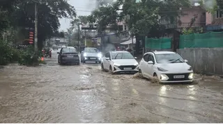 मंडी जिला के बल्ह में भारी बारिश के कारण सड़क पर हुआ जलभराव। जागरण