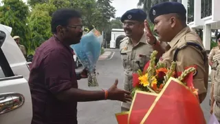 मेरठ के नवनियुक्त एसएसपी बीबीजीटीएस मूर्ति धोती-कुर्ता पहनकर शहर पहुंचे।